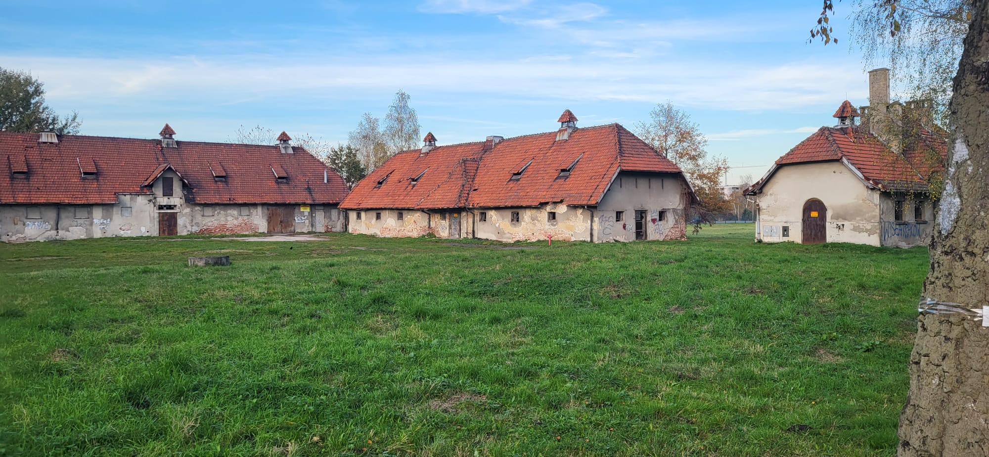widok budynków folwarcznych na terenie parku w Krakowie-Kobierzynie