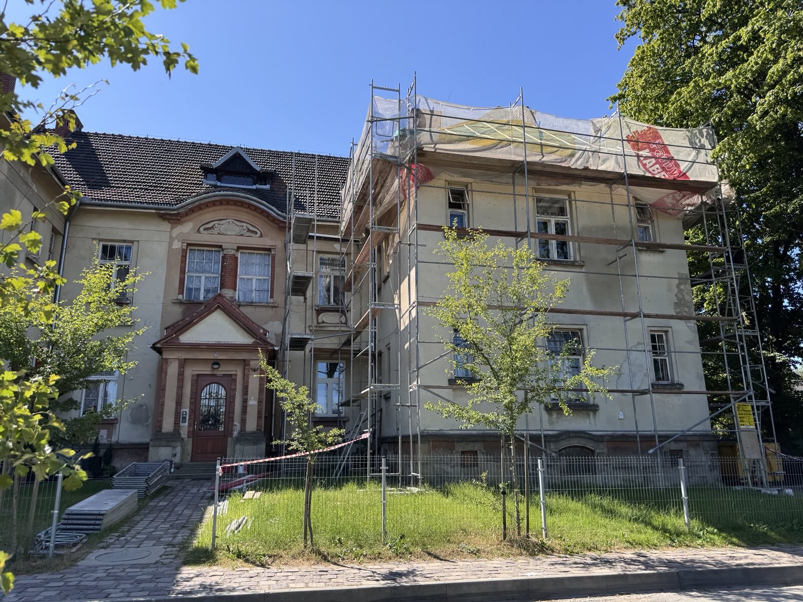 Ruszył remont dachu na budynku mieszkalnym nr 23