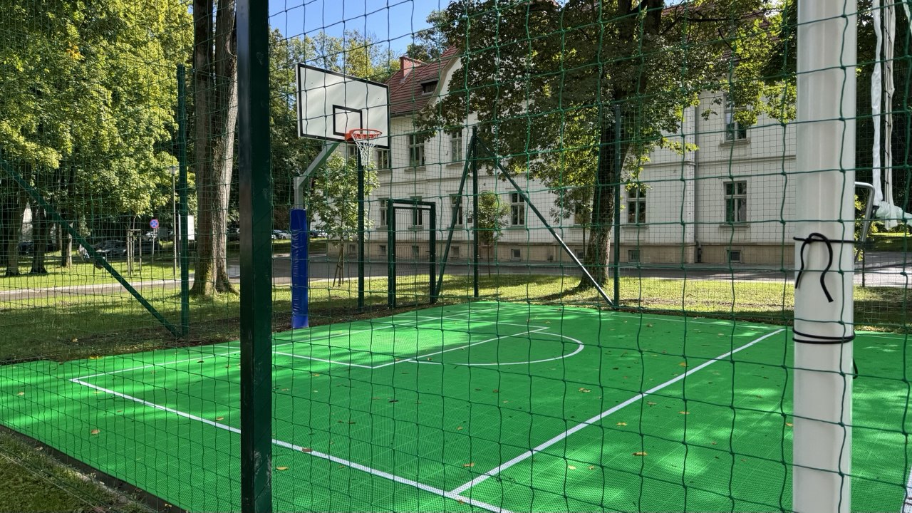 Zmodernizowane boisko dla pacjentów Szpitala Babińskiego w Krakowie